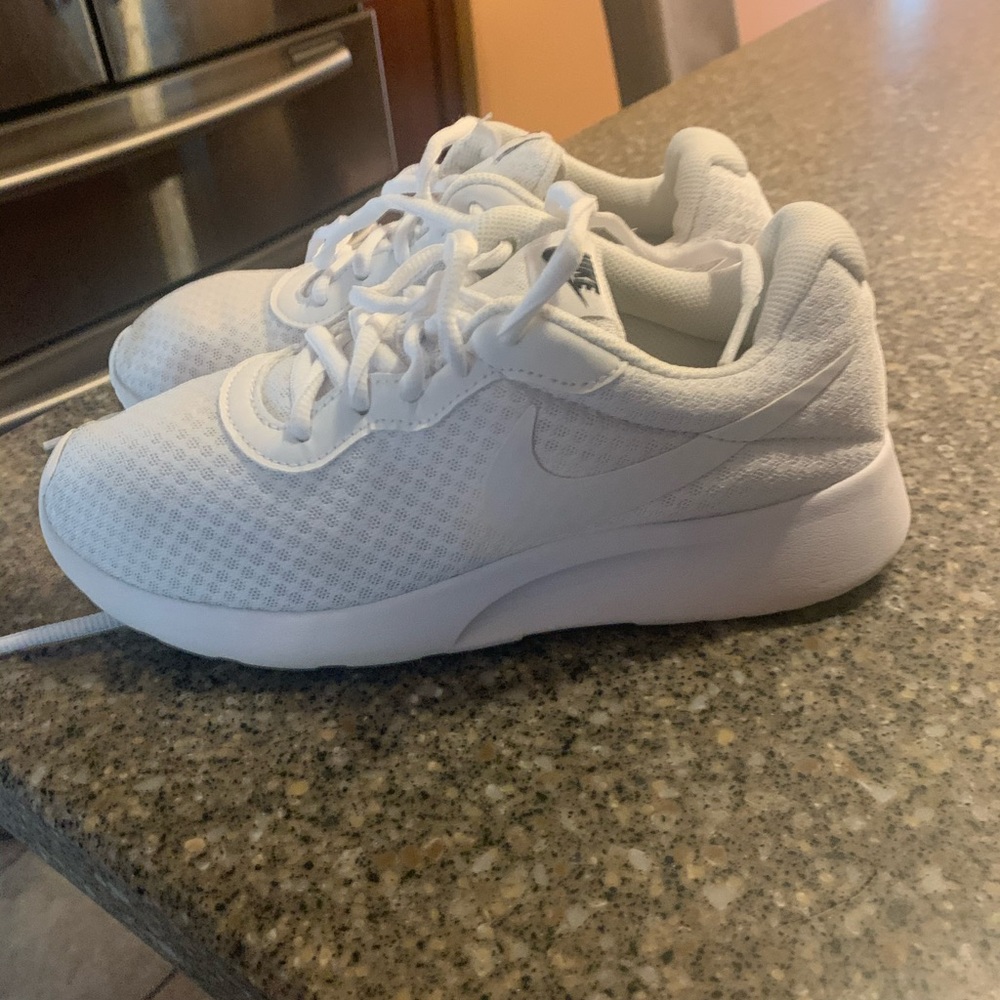 Nike Tangun White Tennis Shoes